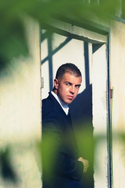 Yakışıklı adam siyah takım elbise ve güneş gözlüğü. Gizli ajan, mafya, koruma kavramı.