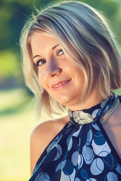 Portrét Módní Mladé Smyslné Blond Žena Zahradě — Stock fotografie