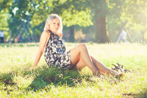 Retrato Mujer Rubia Sensual Joven Moda Jardín Sentado Hierba — Foto de Stock