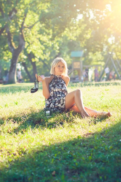 Portrét Módní Mladé Smyslné Blond Ženy Zahradě Sedět Trávě — Stock fotografie