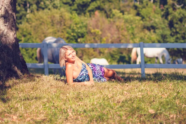 Retrato Mujer Rubia Sensual Joven Moda Jardín Sentado Hierba — Foto de Stock