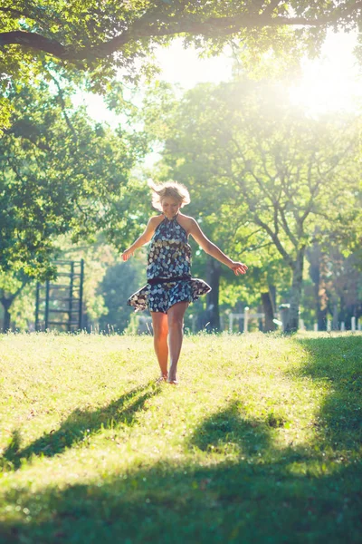 Ritratto Giovane Donna Bionda Sensuale Alla Moda Giardino Che Diverte — Foto Stock