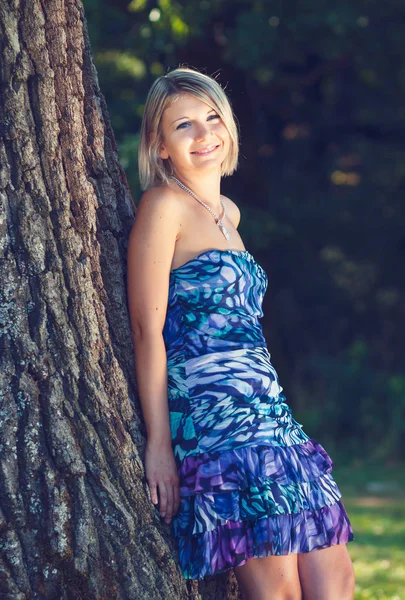 Portrét Módní Mladé Smyslné Blond Ženy Zahradě Opři Strom — Stock fotografie