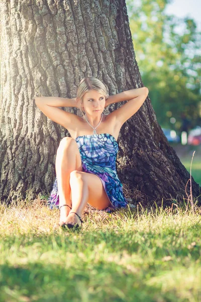 Retrato Mulher Loira Sensual Jovem Moda Jardim Sentado Grama — Fotografia de Stock