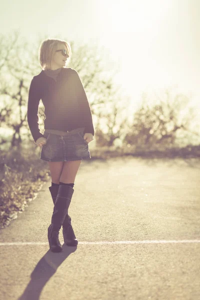 Jovem Mulher Loira Feliz Moda Posando Paisagem Campo Conceito Amor — Fotografia de Stock