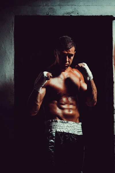 Musculoso Joven Boxeador Envolviendo Mano Con Vendaje Fighter Man Concepto — Foto de Stock