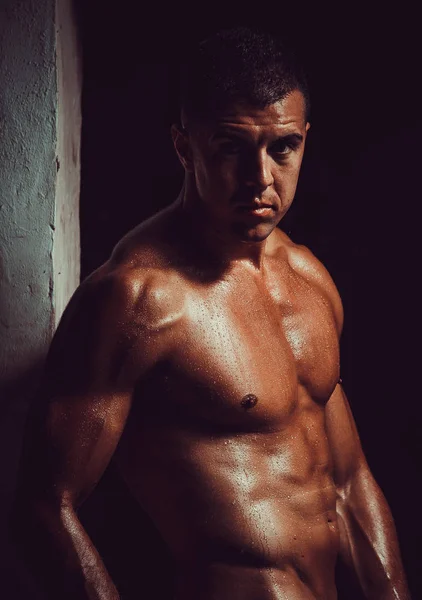 Αθλητικός Νέος Bodybuilder Δείχνει Τους Μυς Μετά Από Μια Προπόνηση — Φωτογραφία Αρχείου