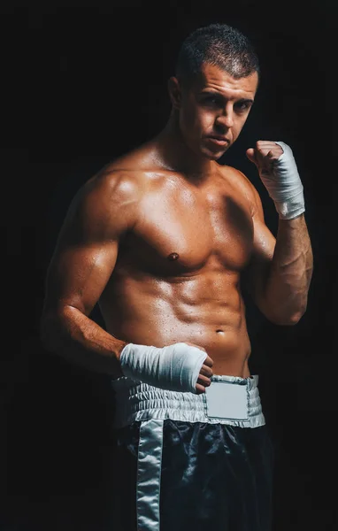 Musculoso Joven Boxeador Envolviendo Mano Con Vendaje Fighter Man Concepto — Foto de Stock