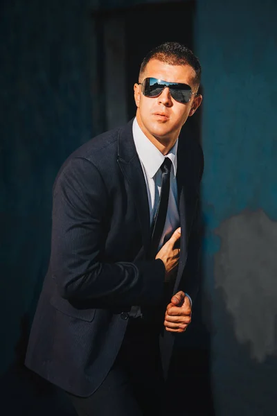 Hombre Guapo Con Traje Negro Gafas Sol Agente Secreto Mafia — Foto de Stock