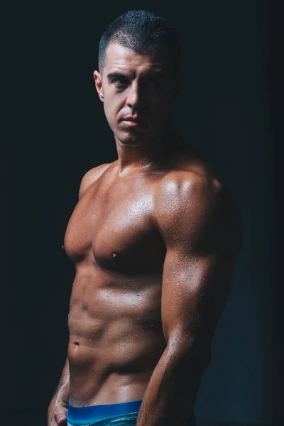 Giovane Bodybuilder Atletico Mostra Muscoli Dopo Allenamento Concetto Bell Uomo — Foto Stock