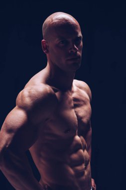 çıplak gövde ile yakışıklı seksi kaslı adam. Sağlıklı bronzluk poz ile Fitness erkek.