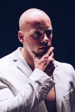 çıplak gövde ile yakışıklı seksi kaslı adam. Sağlıklı bronzluk poz ile Fitness erkek.