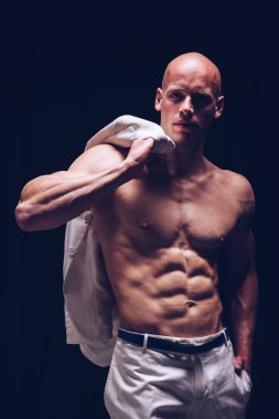 çıplak gövde ile yakışıklı seksi kaslı adam. Sağlıklı bronzluk poz ile Fitness erkek.
