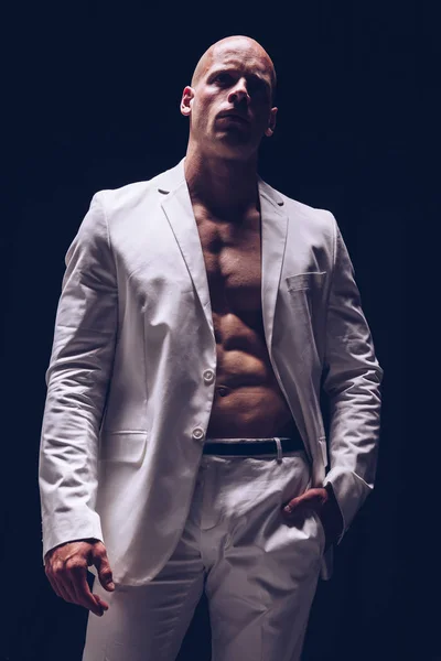 裸の胴体を持つハンサムなセクシーな筋肉の男 健康的な日焼けポーズを持つフィットネス男性 — ストック写真