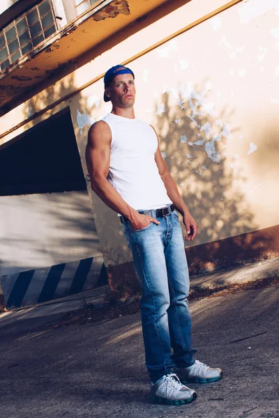 Knappe Sexy Gespierde Man Dragen Denim Jeans Fitness Man Met — Stockfoto