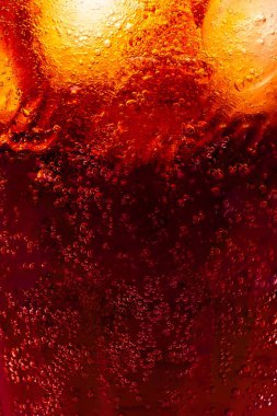 Buz küpleri ile kahverengi köpüklü içecek yakın görünümü 