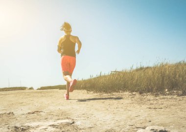 Sabah erken saatlerde kuru kırsal yolda sportif kadın jogging 