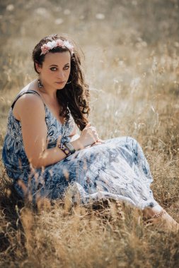 Beyaz ıslak elbise ile güzel genç hamile kadın deniz suyu yakın kayalar üzerinde dinlenmek gün batımı konsept aşk ve hamilelik