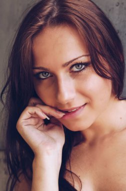 Eski terk edilmiş kırık uçak yakınında seksi iç çamaşırı güzel bir genç kız Portresi. Konsept genç model kadın.