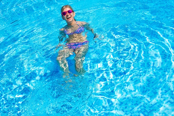 Mujer Joven Divirtiéndose Relajándose Piscina Azul — Foto de Stock