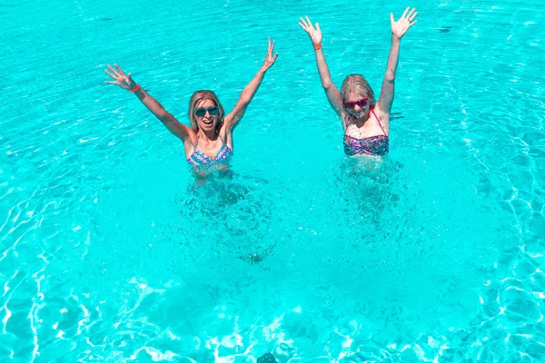 Dos Mujeres Jóvenes Divirtiéndose Relajándose Piscina Azul — Foto de Stock
