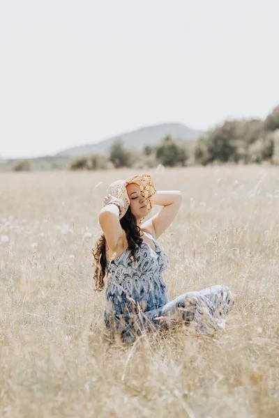Beautiful Young Caucasian Woman Sitting Summer Grass Meadow Concept Woman — Stock Photo, Image