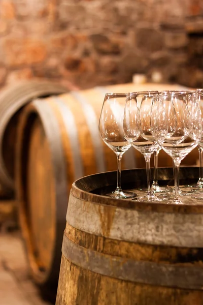 Şarap mahzeninde bir kadeh şarap