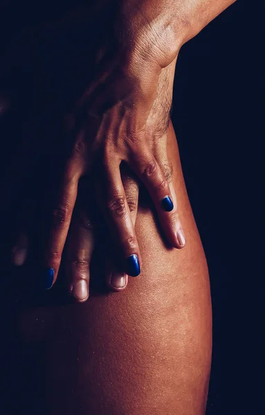 Close View Van Mannelijke Vrouwelijke Handen Naakte Vrouwelijk Lichaam — Stockfoto