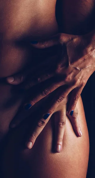 Nära Bild Manliga Och Kvinnliga Händer Naken Kvinnlig Kropp — Stockfoto