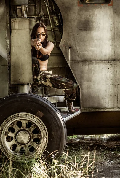 古い放棄された壊れた飛行機の近くに模倣軍服を着た若い女の子の肖像画 コンセプト軍強い女性 — ストック写真