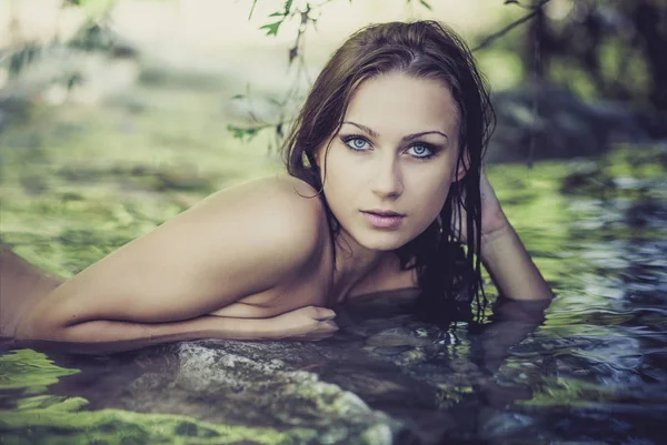 Портрет Молодої Красивої Жінки Блакитними Очима Лежить Чистій Річковій Воді — стокове фото