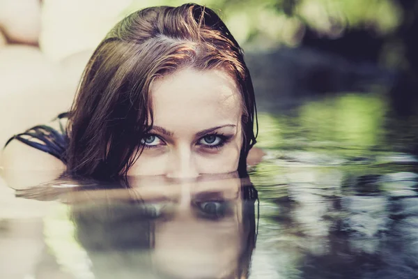 Портрет Молодой Красивой Женщины Голубыми Глазами Лежащей Чистой Речной Воде — стоковое фото