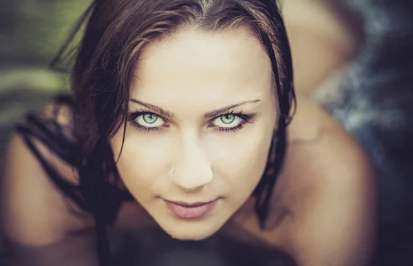 Portrét Mladé Krásné Ženy Modrými Zraky Létě Ležící Čisté Říční — Stock fotografie