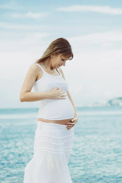 Portret Szczęśliwej Kobiety Ciąży Obok Błękitnej Wody Oceanu — Zdjęcie stockowe