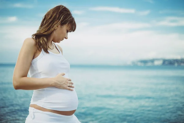 Portret Szczęśliwej Kobiety Ciąży Obok Błękitnej Wody Oceanu — Zdjęcie stockowe