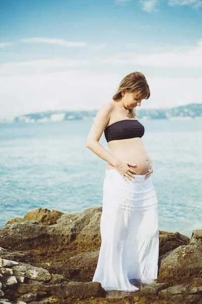 Portret Van Gelukkige Zwangere Vrouw Naast Blue Ocean Water — Stockfoto