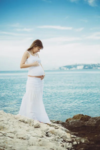 Portret Van Gelukkige Zwangere Vrouw Naast Blue Ocean Water — Stockfoto