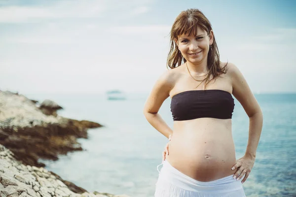 Portret Van Gelukkige Zwangere Vrouw Naast Blue Ocean Water — Stockfoto