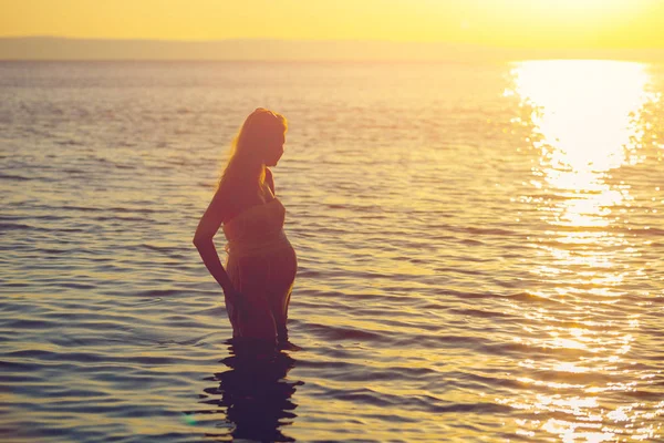 Hermosa Joven Embarazada Jugando Con Agua Mar Verano Atardecer Concepto — Foto de Stock