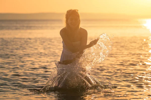 Hermosa Joven Embarazada Jugando Con Agua Mar Verano Atardecer Concepto — Foto de Stock