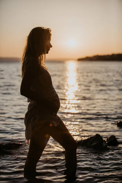 Mooie Jonge Zwangere Vrouw Met Witte Natte Jurk Ontspannen Rotsen — Stockfoto