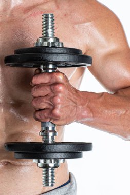 Çıplak gövde ve sağlıklı bronzluk dumbbell ile çalışan adam Closeup görünümü