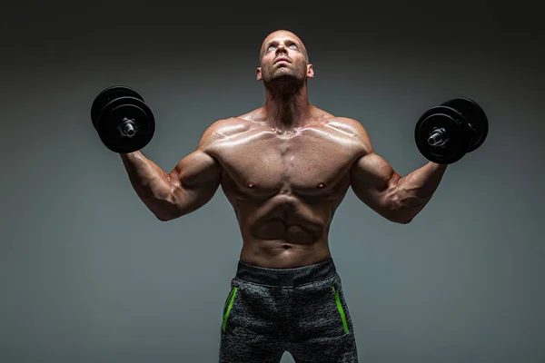 Vista Frontal Del Entrenamiento Muscular Con Pesas Estudio Oscuro — Foto de Stock