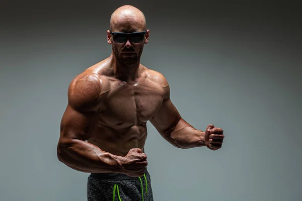 Bonito Sexy Muscular Homem Com Torso Tan Mostrando Bíceps — Fotografia de Stock