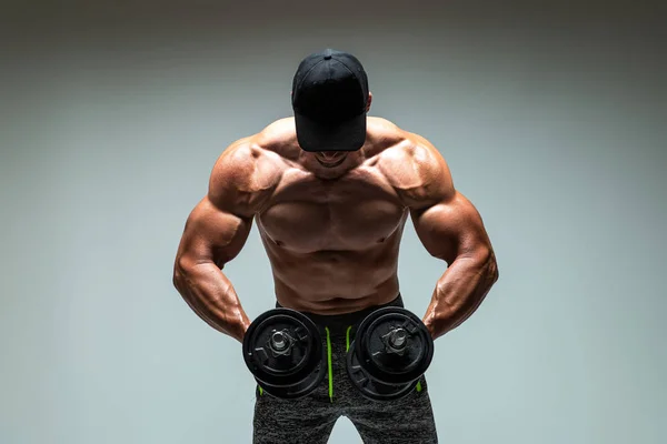 Hombre Musculoso Con Torso Desnudo Gorra Trabajando Con Pesas Estudio —  Fotos de Stock