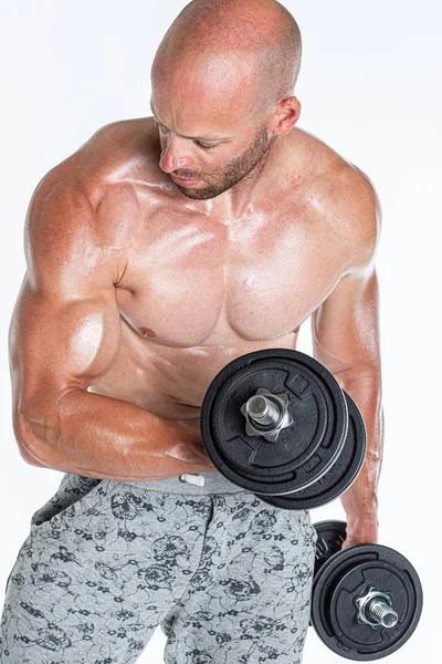 Çıplak Gövde Sağlıklı Bronzluk Dumbbells Ile Çalışan Kaslı Adam Yakın — Stok fotoğraf