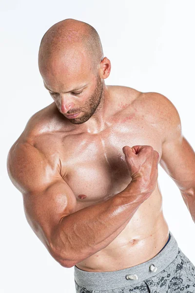 Sexy Muscular Homem Com Torso Mostrando Forte Mãos Branco Estúdio — Fotografia de Stock