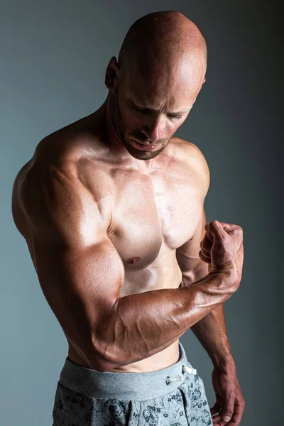 Muskulös Man Med Naken Torso Tittar Biceps — Stockfoto