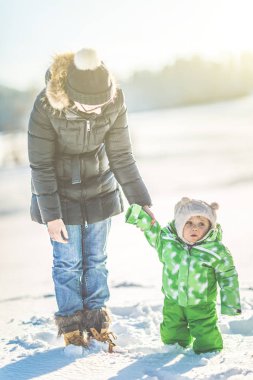 Kar da el ele yürüyen oğlu olan kadın