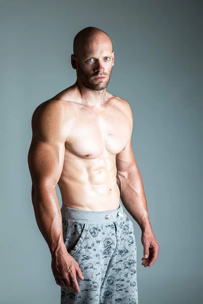 Sexig Muskulös Man Med Naken Torso Poserar Studion — Stockfoto